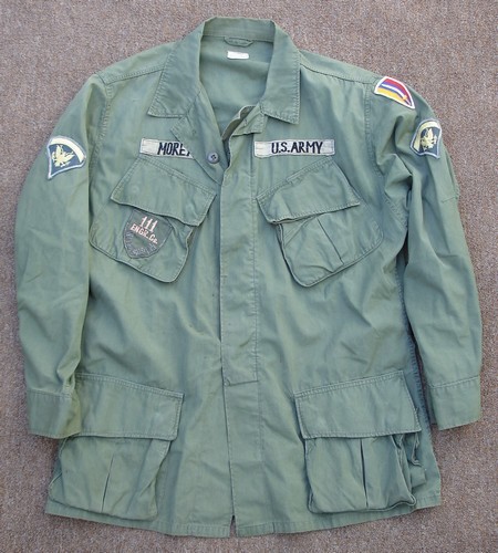 The variants of the 2nd pattern Tropical Combat Coat  retained the gas flap, but had either no waist tabs, or no epaulets, or neither.