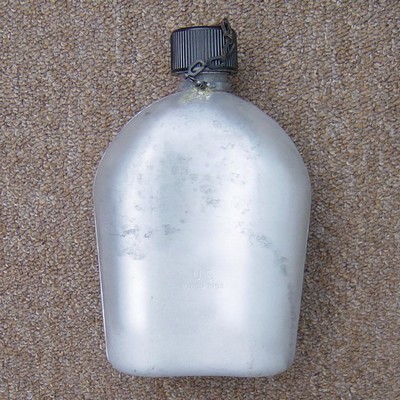 The plastic cap of the M1910 aluminum canteen was attached with a chain.