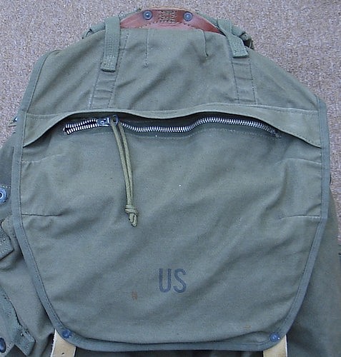 The M1952 Rucksack pack flap pocket had a zip fastener.