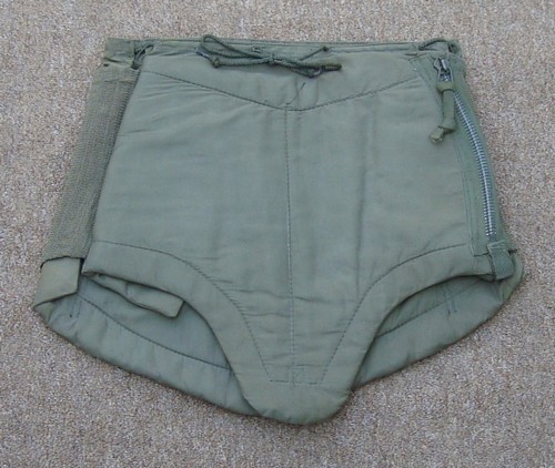 The USMC M1953 flak shorts featured a zipper fastener on the left hand side.