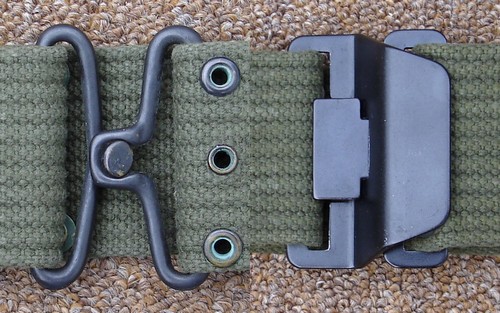 The M1956 belt originally had a ball-type buckle (left), however, later versions were also issued with a quick release ‘Davis’ T-slot fastener (right).