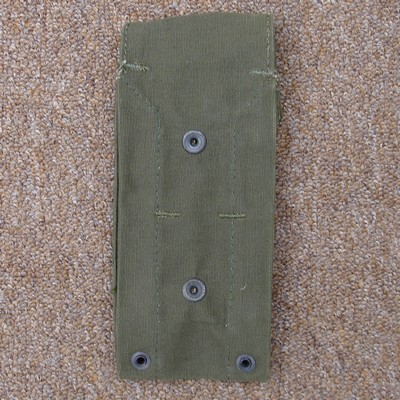 The loop on the back of the M1961 pouch contained two male press-studs.