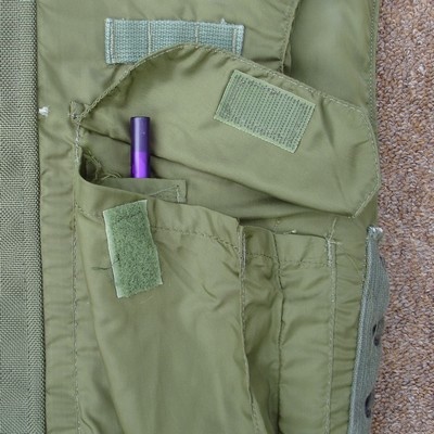 The 2nd pattern 122 series M69 flak vest's pocket flaps had Velcro fasteners.
