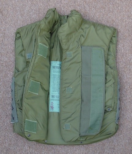 The 2nd version of the 122 series M69 flak vest had a Velcro fastener rather than a zip closure.