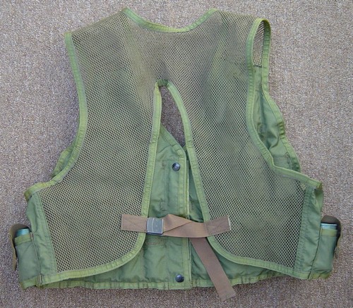 The back and shoulder area of the 2nd pattern M79 Grenade Vest was made from raschel knit nylon mesh.