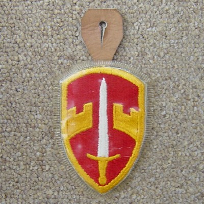 The pocket hanger enabled unit insignia to be displayed when wearing the summer tan / khaki uniform.