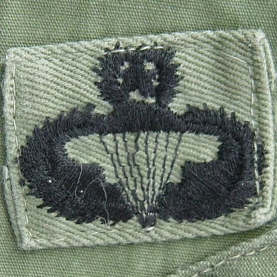 The Master Parachutist Badge featured a star surrounded by a laurel wreath above the parachute canopy.