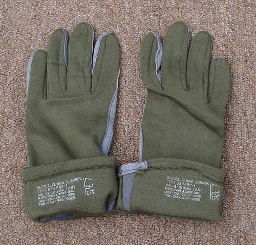 The backside portions of the GS/FRP-1 flight gloves were made from Nomex, whilst the palms were fabricated from sheepskin leather.