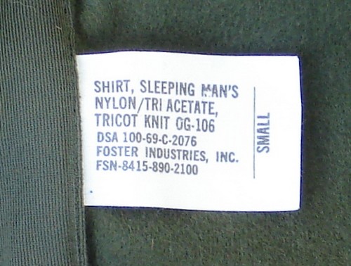 Size, nomenclature and contract label in the Nylon Sleeping Shirt.