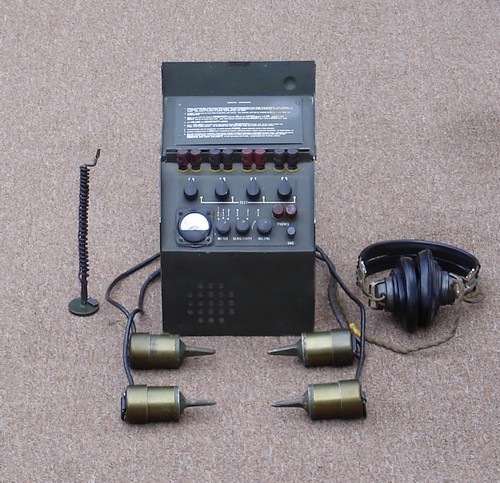 The battery powered AN/PSR-1A Detecting Set consisted of a control unit, 4 seismometers, ground wire and earphones.