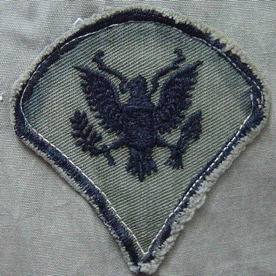 US Army Specialist 4 collar insignia.