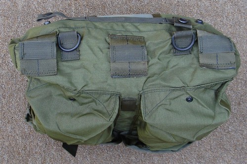 The bottom of the M-1967 USMC nylon combat field pack featured 2 D-rings and 3 three webbing loops.