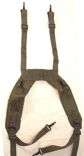 The H-back design nylon USMC M1967 suspenders had snap hooks on both the front and rear straps.