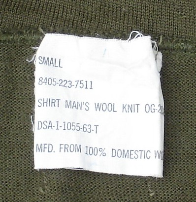 Size, nomenclature and contract label in the OG-208 wool sweater.