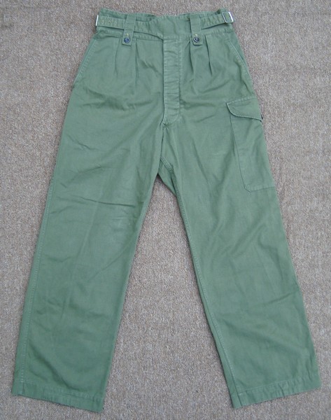 The Australian Jungle Green (JG) trousers were adopted in 1958 and were made from 9oz cotton twill.