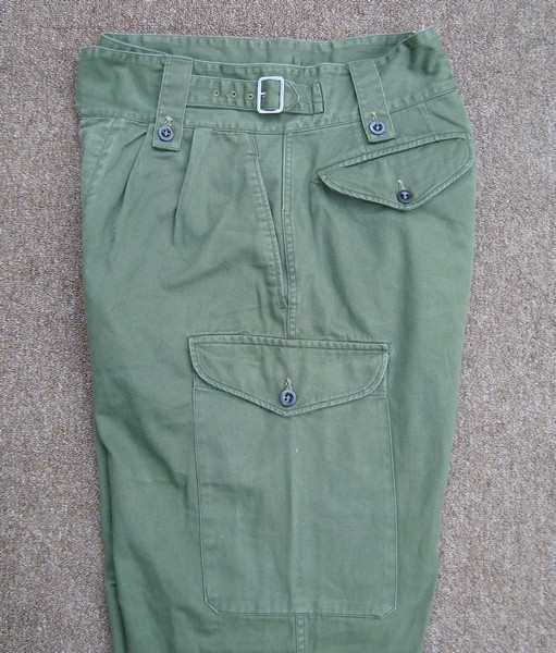 The 1st pattern Australian Jungle Green (JG) trousers had a map pocket on the left thigh.