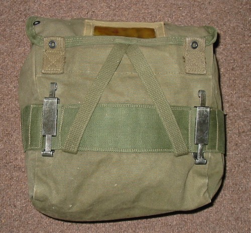 The EX 54-14 Combat Pack was equipped with additional item securing straps, which when not is use could be pushed back inside the pack.