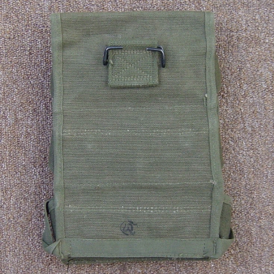 The 3-Pocket Grenade Carrier was attached to the belt via its double-hook hanger.