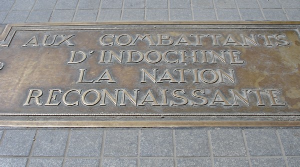 Located under the Arc de Triomphe in Paris, this brass pavement plaque commemorates the fighters of the first Indochina war.