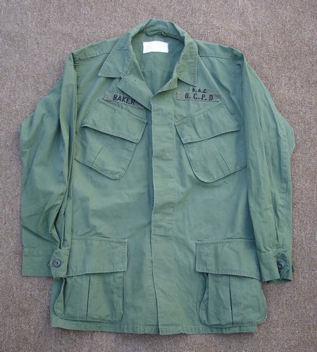 The 3rd pattern Jungle Jacket was made from cotton poplin and had no epaulets (shoulder loops) and no gas flap.