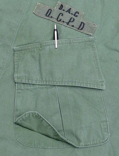 As with all previous designs, the third pattern Tropical Combat Coat had a pen pocket behind both chest cargo pockets.