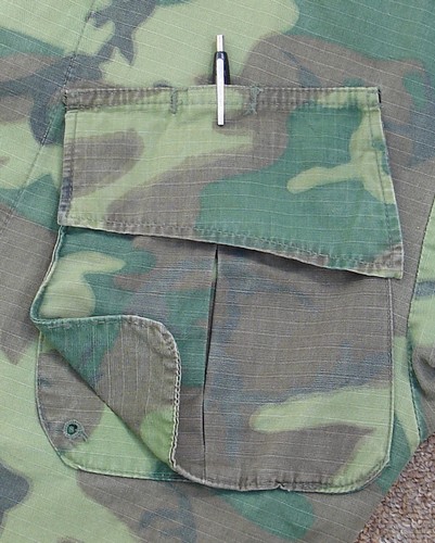 Whereas all previous designs had pen pockets behind both chest cargo pockets, the 4th pattern jacket had only one pen pocket (behind the left chest cargo pocket).