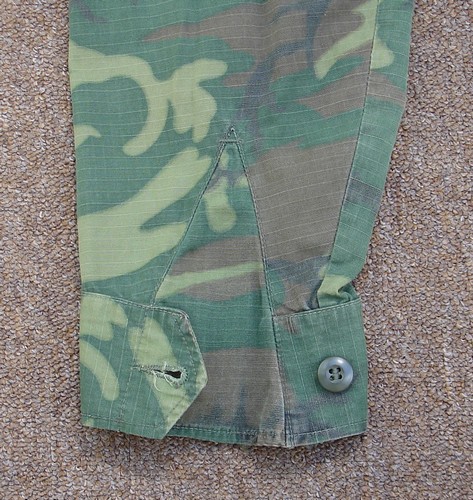 As with all the previous designs, the fourth pattern Tropical Combat Jacket featured cuffed sleeves with gussets.