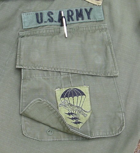 Like the 4th pattern, the 5th pattern jungle jacket had a single pen pocket behind the left chest cargo pocket.