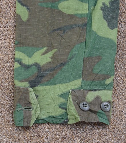 The 5th pattern Tropical Combat Coat did not have the sleeve gussets that were common to all prior models.