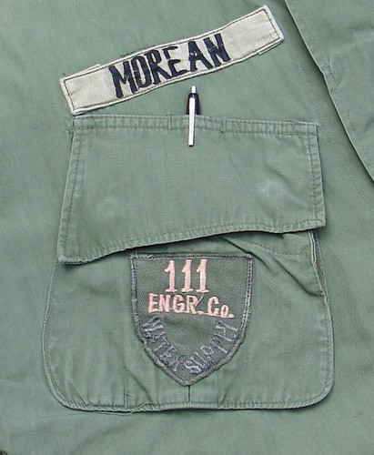 As with the standard 2nd pattern jacket, the variant Tropical Combat Coat had a pen pocket behind both chest cargo pockets.