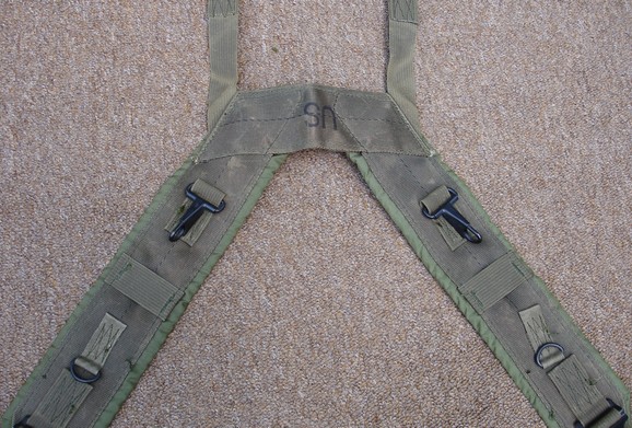 The M1967 Suspenders had snap hooks on both shoulder pads that could be clipped to the butt pack, enabling it to be worn on the back without the need for adapter straps.