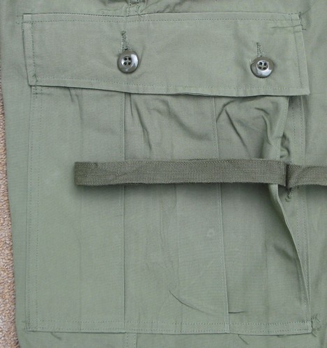 The bellows-type thigh cargo pockets on the 1st pattern Tropical Combat Trousers contained leg ties.