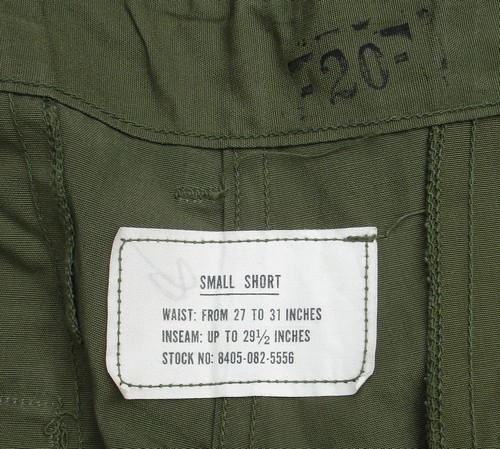 The 1st pattern Tropical Combat Trousers size label gave details of both the waist size and inseam.