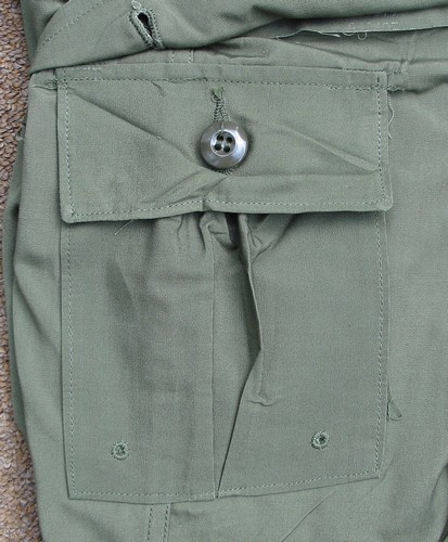 The left thigh cargo pocket on the 1st pattern Tropical Combat Trousers contained a smaller inner pocket that was originally designed to hold a survival kit.
