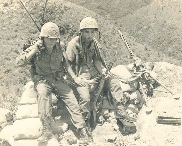 Private Shin (right) of the 10th Field Artillery Battalion, RoK Capital (Tiger) Division, takes a break from manning the machine gun post.