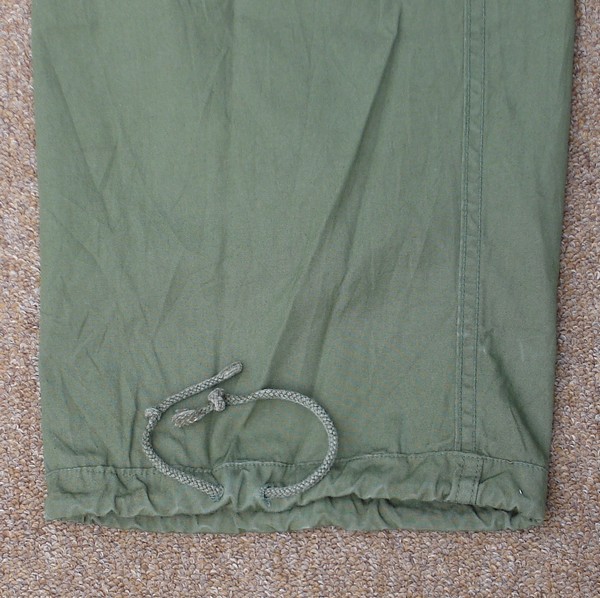 All versions of the Tropical Combat Trousers had leg bottom drawstrings.