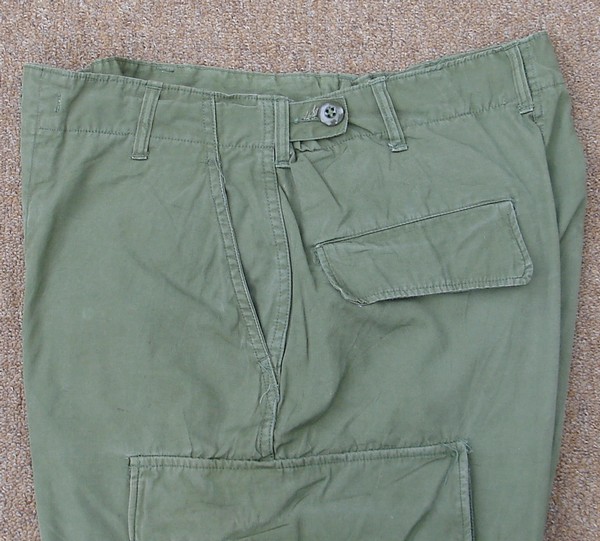 The 2nd pattern Tropical Combat Trousers featured two hanging pockets, two hip pockets and two thigh cargo pockets.