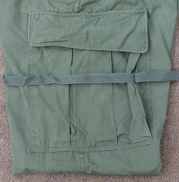 The bellows-type thigh cargo pockets on the 2nd pattern Tropical Combat Trousers contained leg ties.