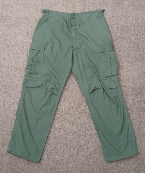 The 3rd pattern Tropical Combat Trousers were made from OG-107 cotton poplin and had concealed cargo pocket buttons.