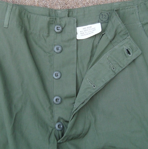 The 3rd pattern Tropical Combat Trousers had a button fly and was the first version not to have a gas flap.