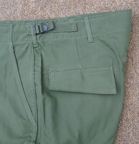 The waistband on 3rd pattern Tropical Combat Trousers had straps that allowed the waist size to be adjusted by 4 inches.