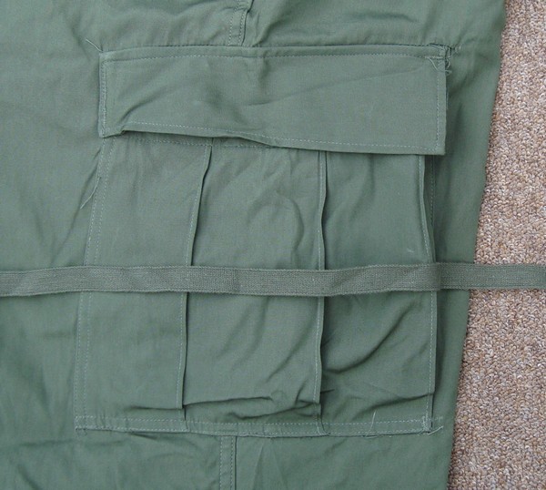 As with the first two versions, the bellows-type thigh cargo pockets on the 3rd pattern Tropical Combat Trousers contained leg ties.