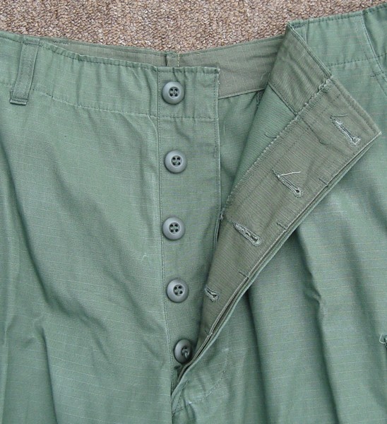 The 5th pattern Tropical Combat Trousers had a button fly.