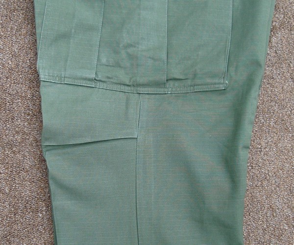 From the 3rd pattern onwards, all Tropical Combat Trousers had stitched knee pleats, to allow better flexing.