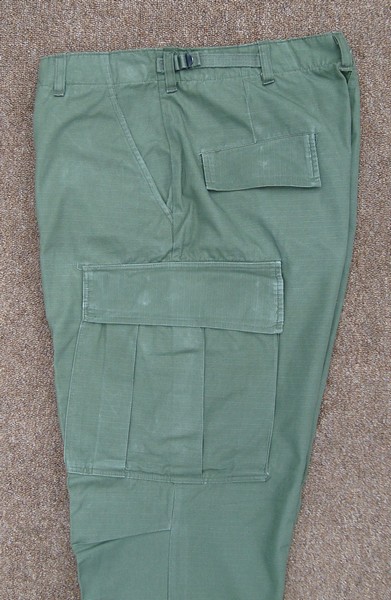 All versions of the Tropical Combat Trousers featured two hanging pockets, two hip pockets and two thigh cargo pockets.
