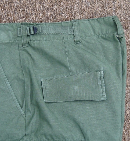 From the 3rd pattern onwards, the waistband on Tropical Combat Trousers had straps that allowed the waist size to be adjusted by 4 inches.