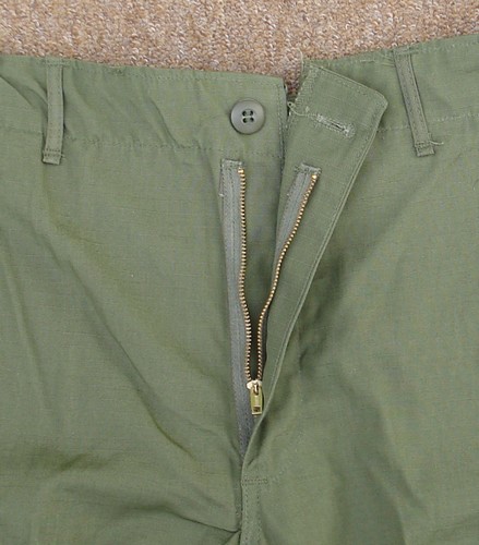 The 6th version of the Tropical Combat Trousers featured a zip rather than the button fly that had been a feature of all prior models.